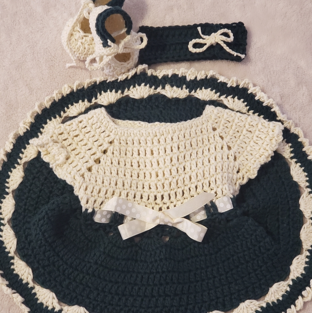 Crochet baby dress Set ivory/green forest.